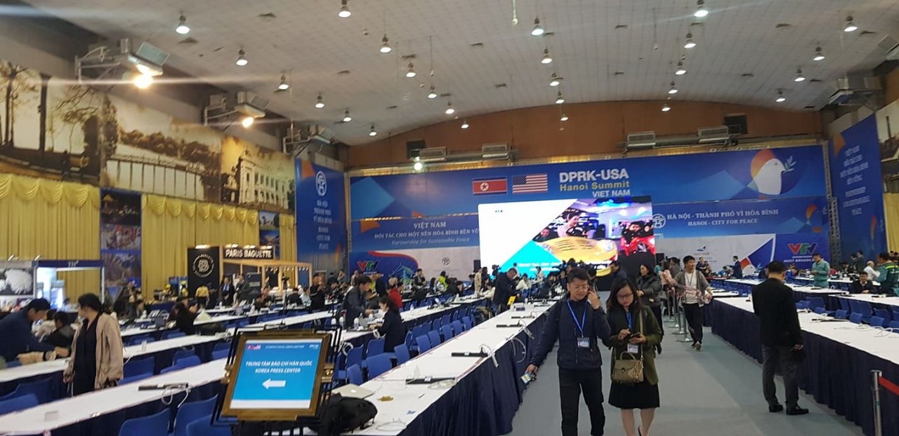 khong-khi-tac-nghiep-khan-truong-cua-phong-vien-truoc-gio-don-chu-tich-kim-jong-un