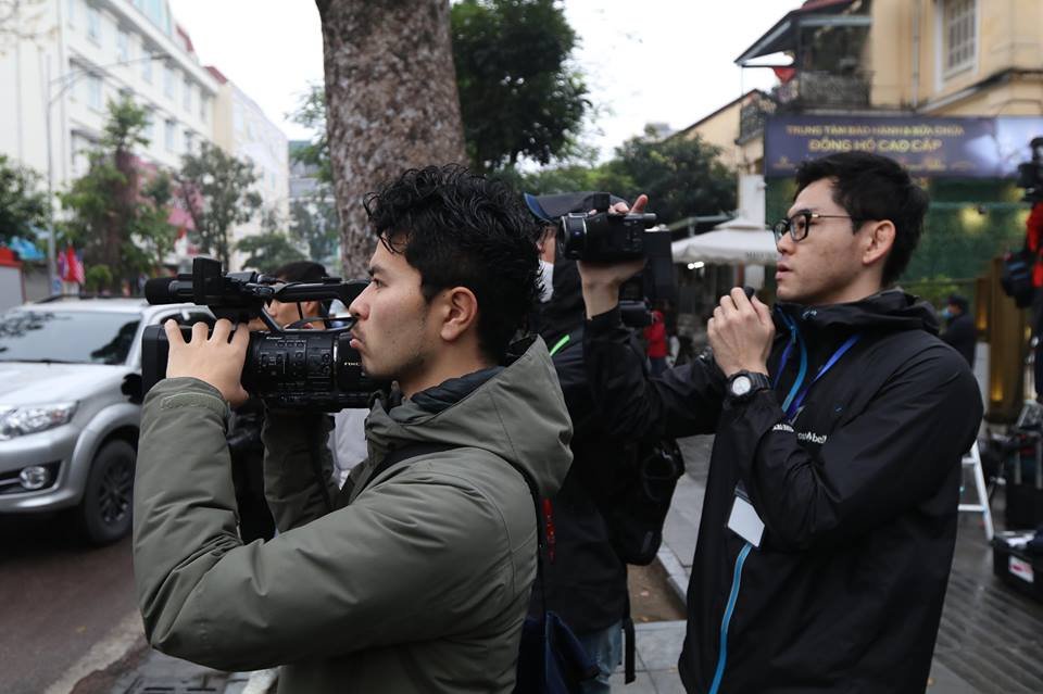 khong-khi-tac-nghiep-khan-truong-cua-phong-vien-truoc-gio-don-chu-tich-kim-jong-un