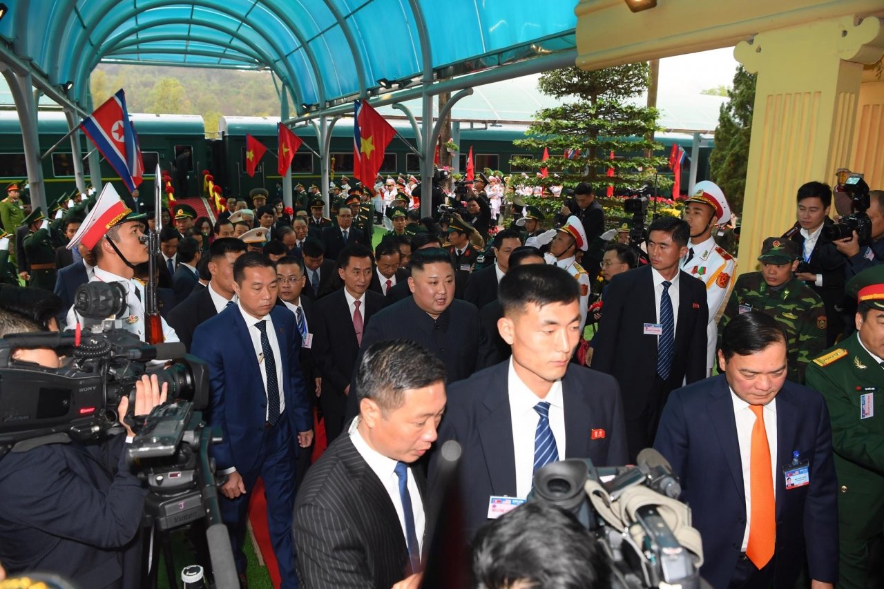 nhung-hinh-anh-dau-tien-cua-ong-kim-jong-un-o-viet-nam