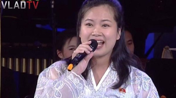 nu-ca-si-quyen-luc-nhat-trieu-tien-theo-chan-ong-kim-jong-un-toi-ha-noi