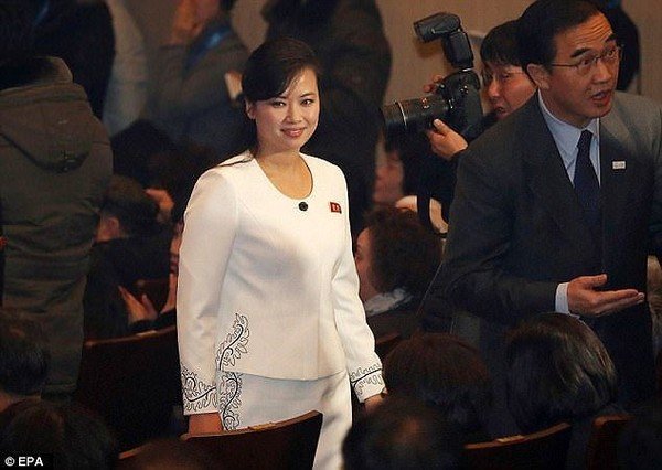nu-ca-si-quyen-luc-nhat-trieu-tien-theo-chan-ong-kim-jong-un-toi-ha-noi