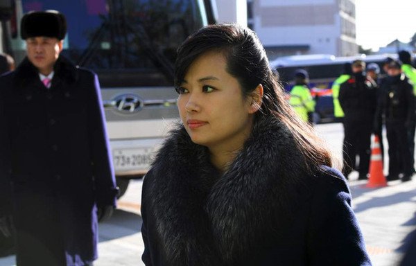 nu-ca-si-quyen-luc-nhat-trieu-tien-theo-chan-ong-kim-jong-un-toi-ha-noi
