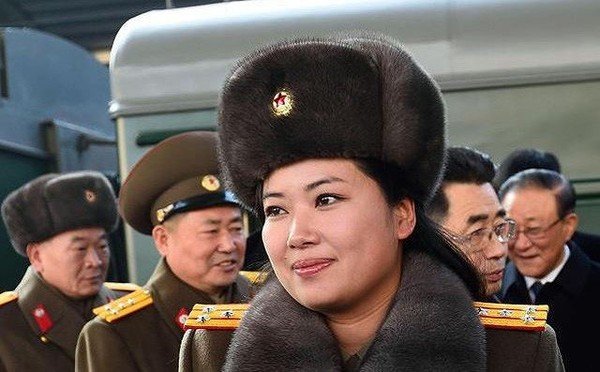 nu-ca-si-quyen-luc-nhat-trieu-tien-theo-chan-ong-kim-jong-un-toi-ha-noi