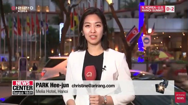 nu-phong-vien-han-quoc-xinh-dep-tac-nghiep-tren-via-he-ha-noi-don-tim-cong-dong-mang