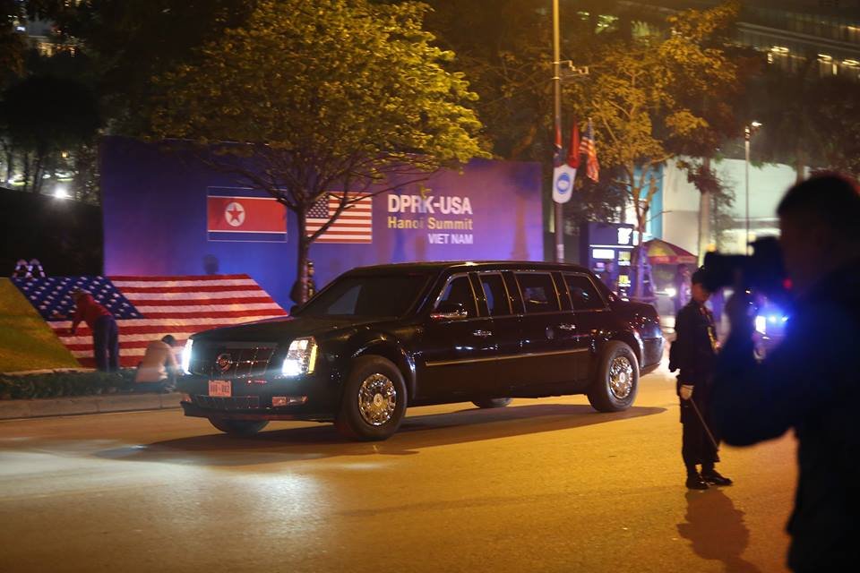 quai-thu-duoc-lau-sach-cho-don-tong-thong-donald-trump-ha-canh-xuong-san-bay-noi-bai