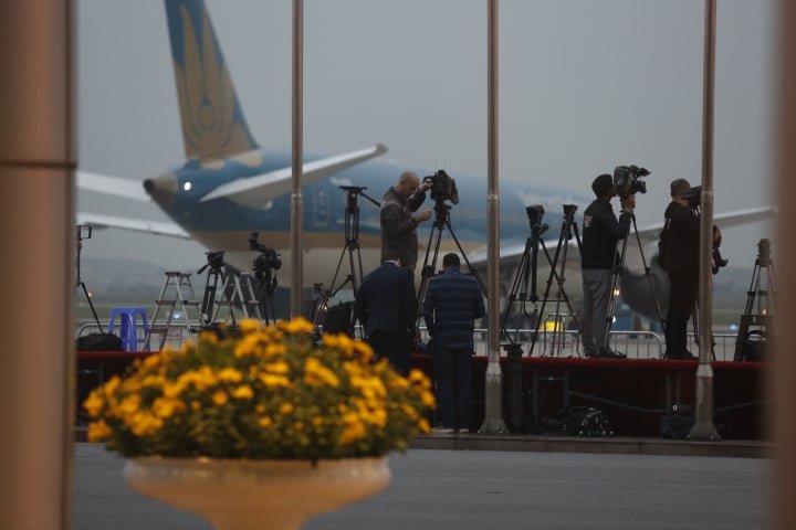 quai-thu-duoc-lau-sach-cho-don-tong-thong-donald-trump-ha-canh-xuong-san-bay-noi-bai