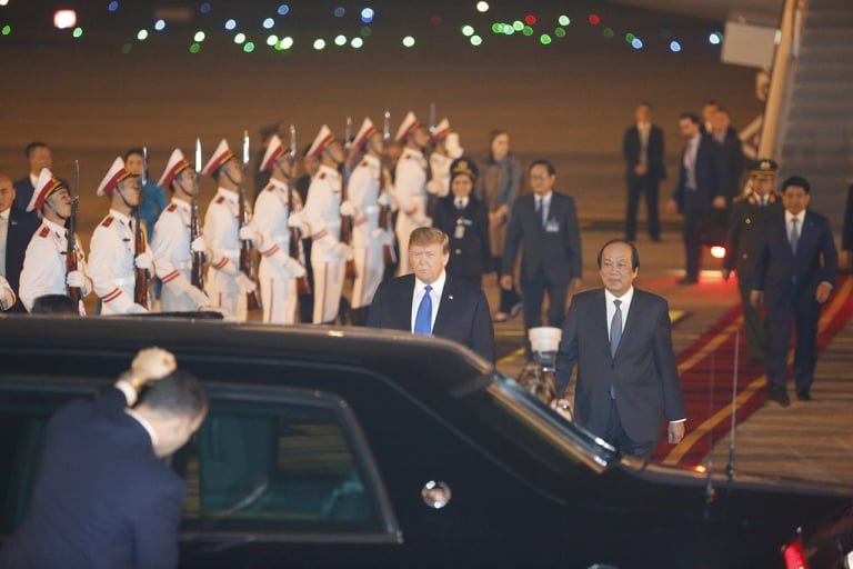 tong-thong-my-donald-trump-chinh-thuc-dap-xuong-san-bay-noi-bai