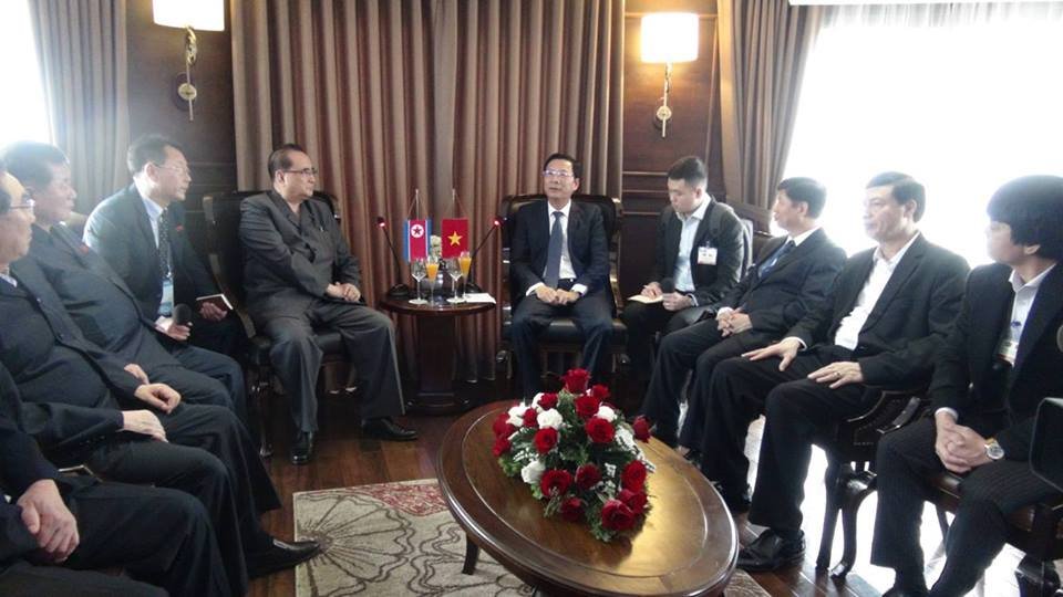 anh-phai-doan-trieu-tien-di-tham-quan-vinh-ha-long