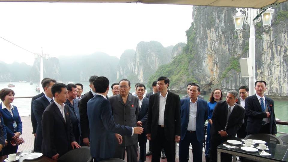 anh-phai-doan-trieu-tien-di-tham-quan-vinh-ha-long