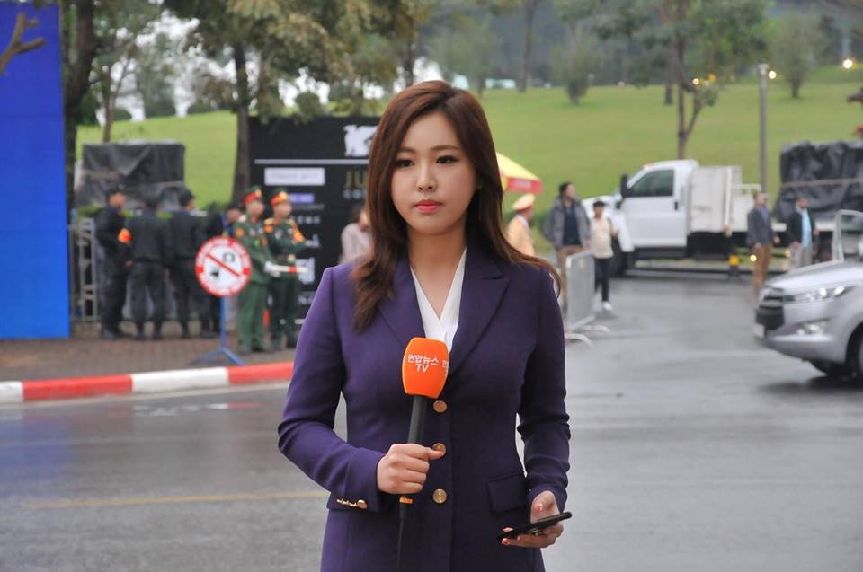 diem-danh-dan-phong-vien-toan-trai-xinh-gai-dep-tac-nghiep-tai-hoi-nghi-thuong-dinh-my-trieu