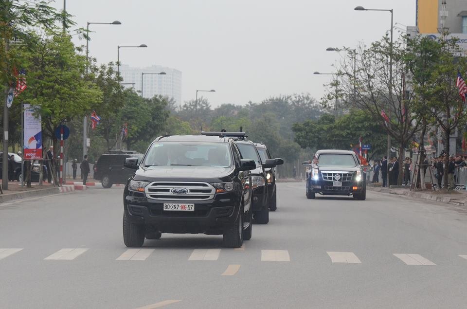 khoanh-khac-doan-xe-quai-thu-cho-tong-thong-my-donal-trump-di-qua-lang-chu-tich-ho-chi-minh