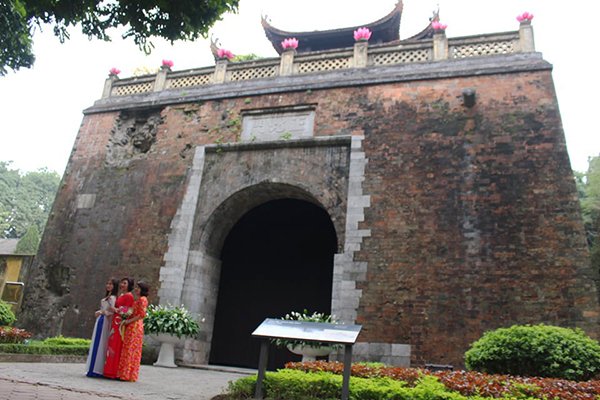 lung-linh-ve-dep-binh-yen-cua-mua-xuan-ha-noi