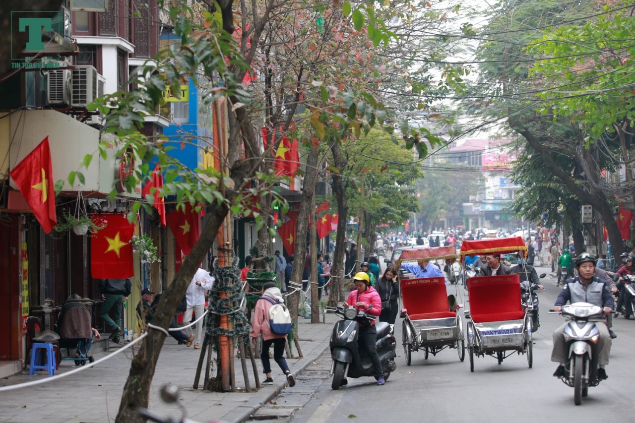 nguoi-dan-pho-co-hoa-toc-trang-tri-chuan-bi-don-vi-khach-dac-biet