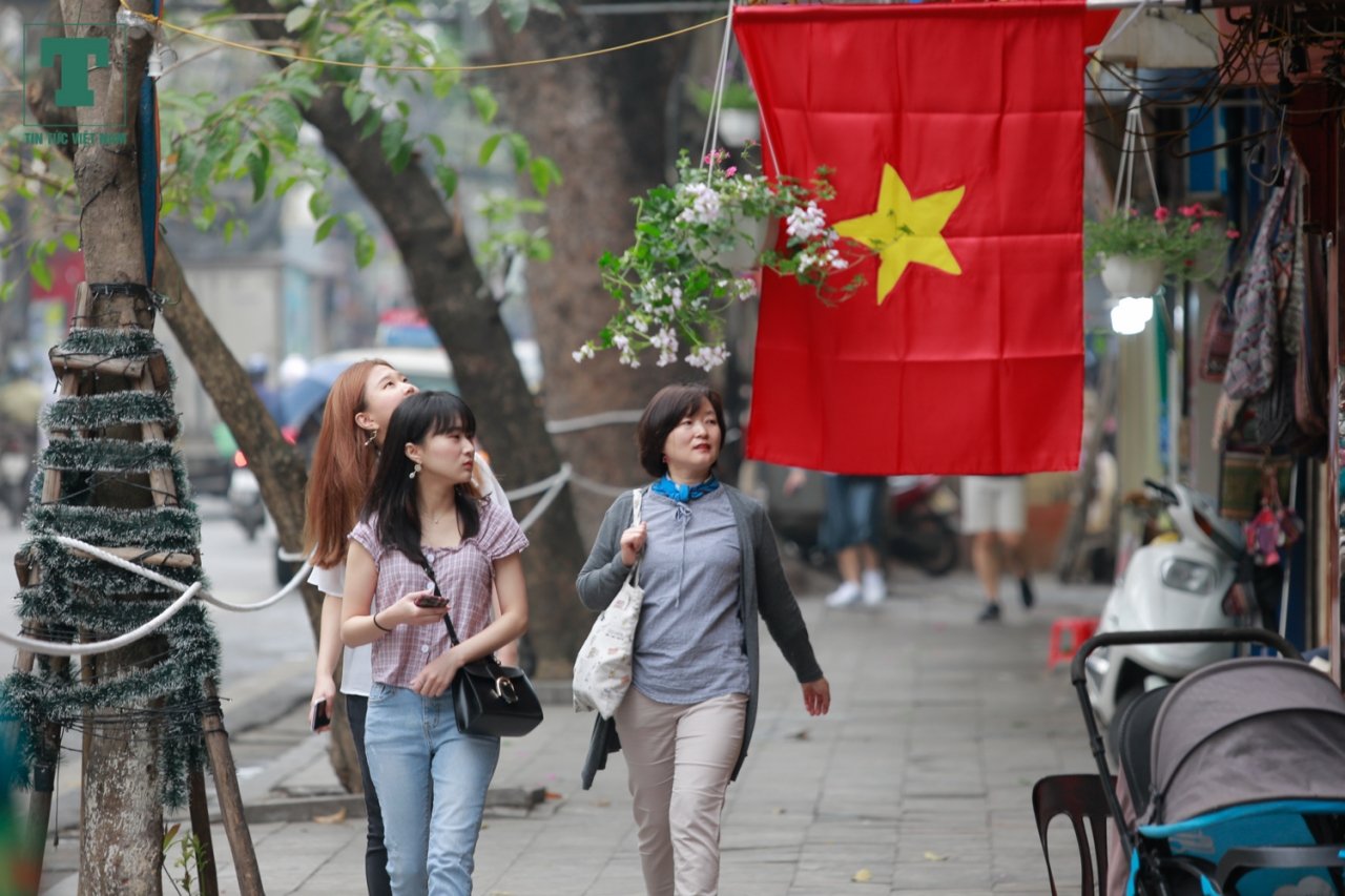 nguoi-dan-pho-co-hoa-toc-trang-tri-chuan-bi-don-vi-khach-dac-biet