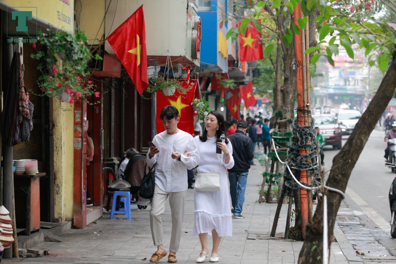 nguoi-dan-pho-co-hoa-toc-trang-tri-chuan-bi-don-vi-khach-dac-biet