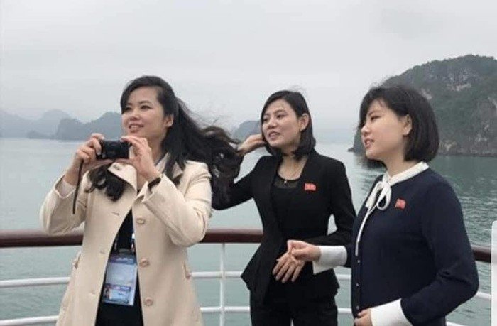 nu-ca-si-quyen-luc-nhat-trieu-tien-khoe-net-xinh-tuoi-tren-vinh-ha-long
