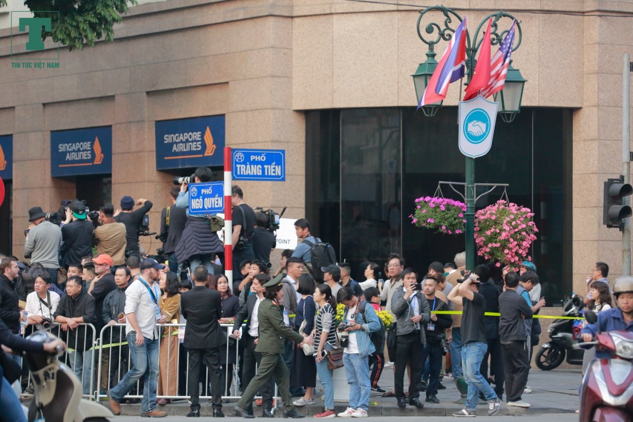 phong-vien-nguoi-dan-quay-kin-khach-san-metropole-cho-gap-ong-trump-kim