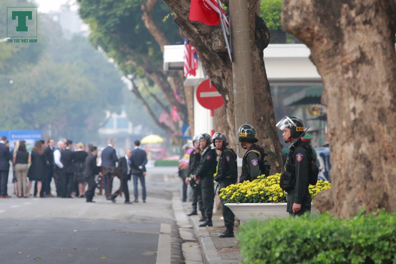 phong-vien-nguoi-dan-quay-kin-khach-san-metropole-cho-gap-ong-trump-kim