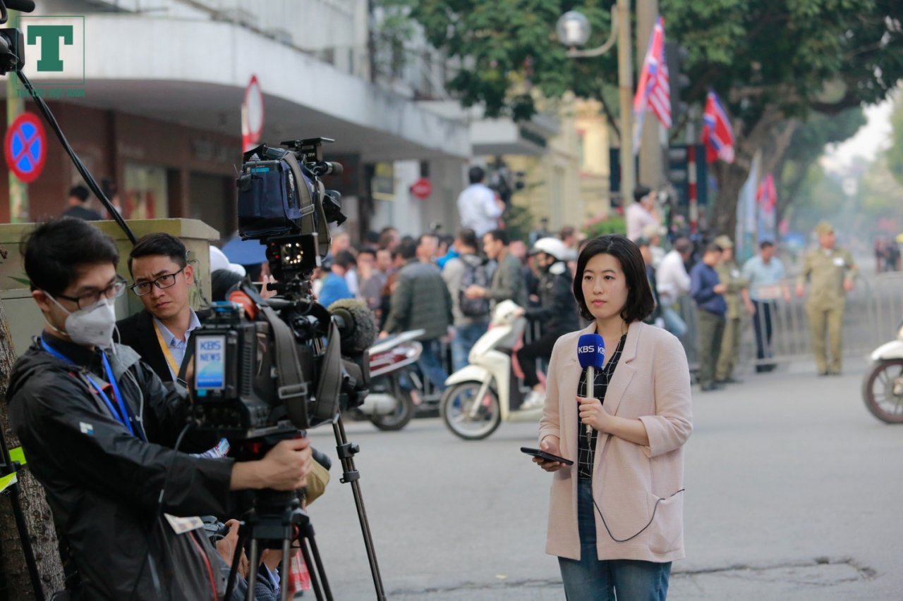 phong-vien-nguoi-dan-quay-kin-khach-san-metropole-cho-gap-ong-trump-kim