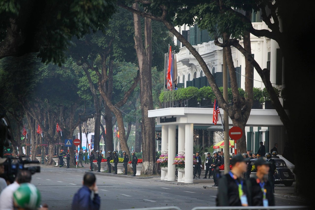 phong-vien-nguoi-dan-quay-kin-khach-san-metropole-cho-gap-ong-trump-kim