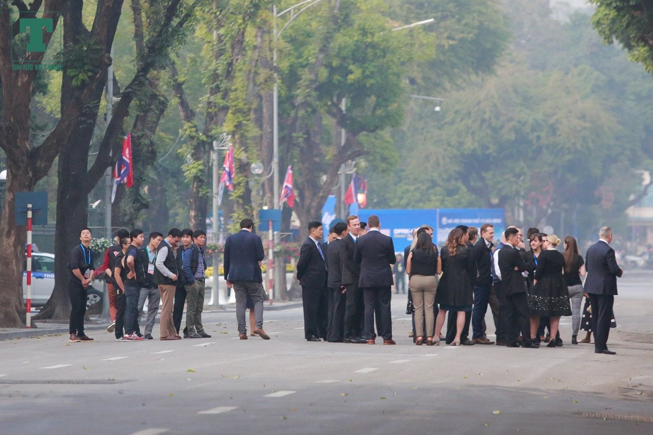 phong-vien-nguoi-dan-quay-kin-khach-san-metropole-cho-gap-ong-trump-kim