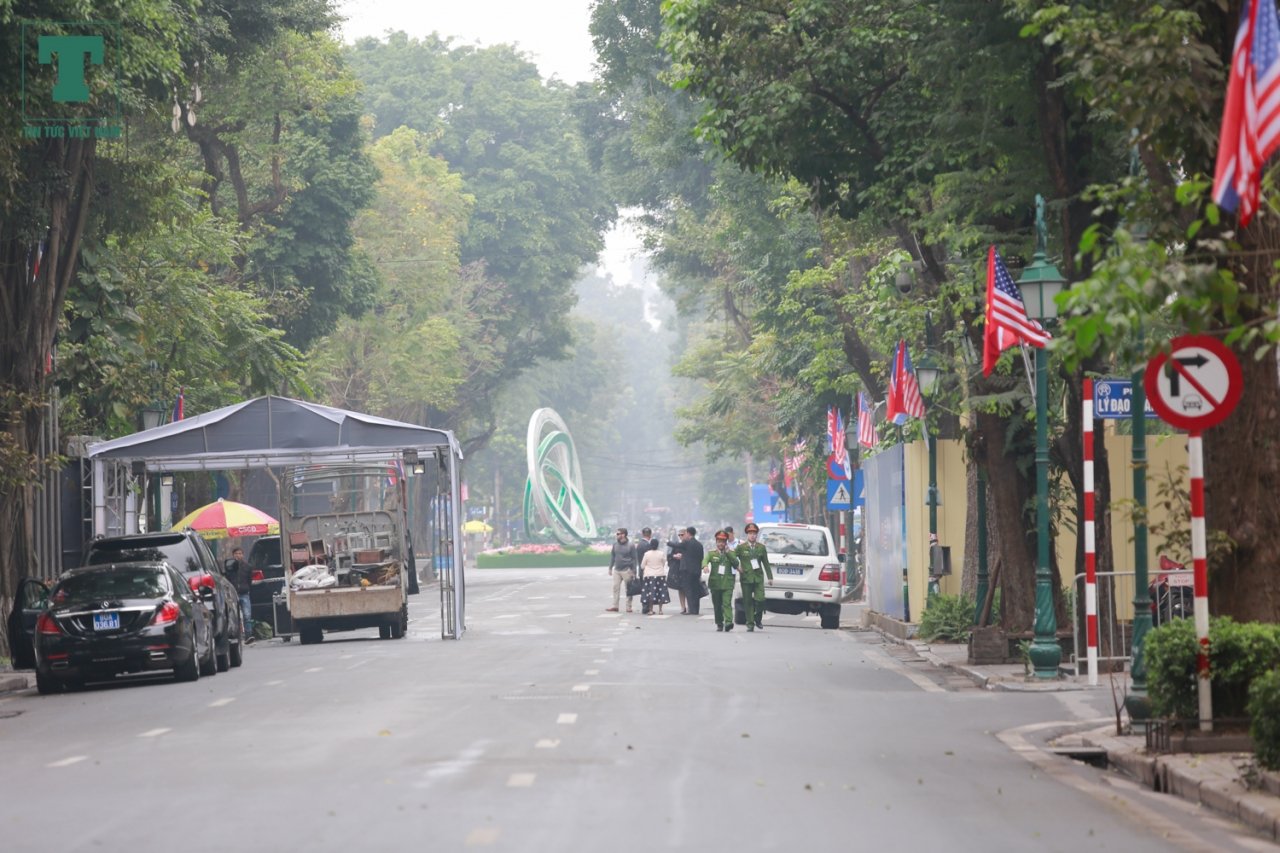 phong-vien-nguoi-dan-quay-kin-khach-san-metropole-cho-gap-ong-trump-kim