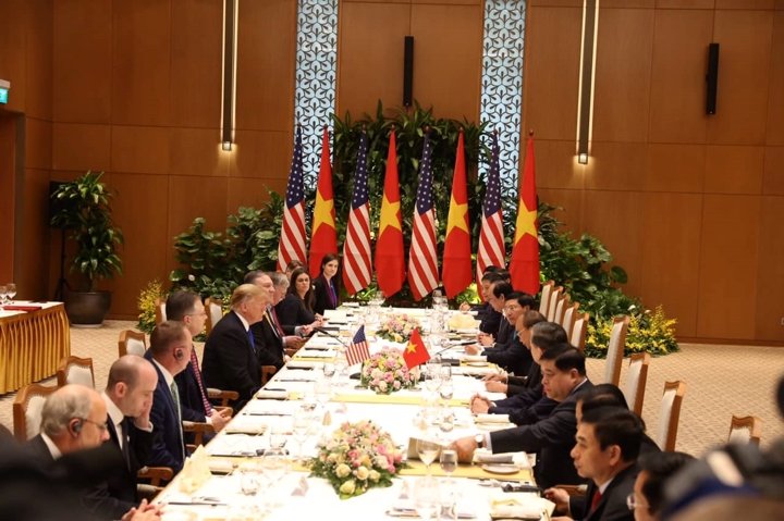 tong-thong-my-vay-co-viet-nam-an-trua-va-toa-dam-voi-thu-tuong-nguyen-xuan-phuc