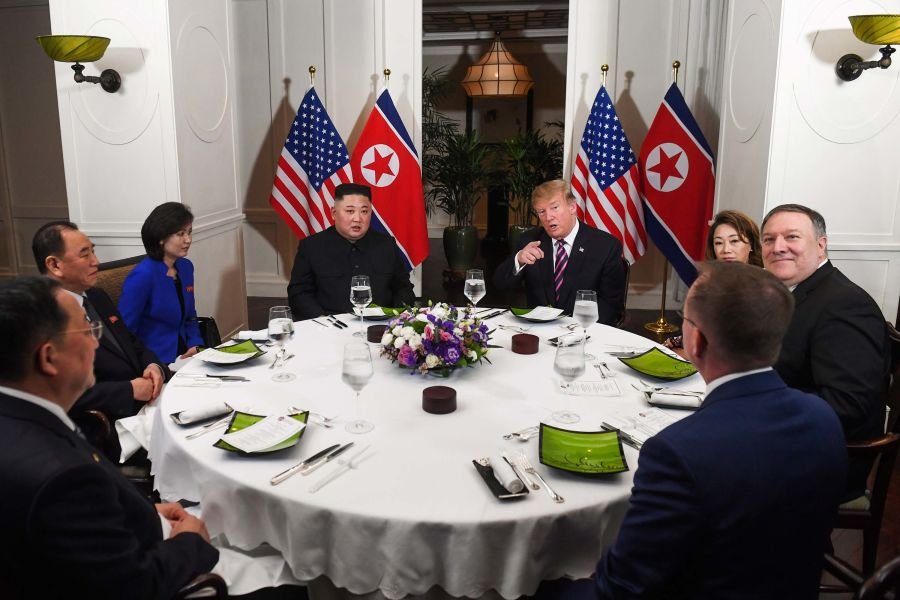 video-tong-thong-trump-pha-tro-voi-chu-tich-kim-jong-un-trong-tiec-toi