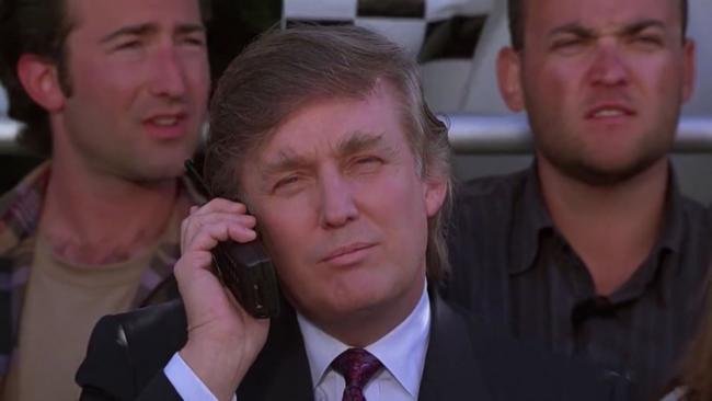 clip-tong-thong-my-donald-trump-trong-o-nha-mot-minh-2-gay-sot-tro-lai