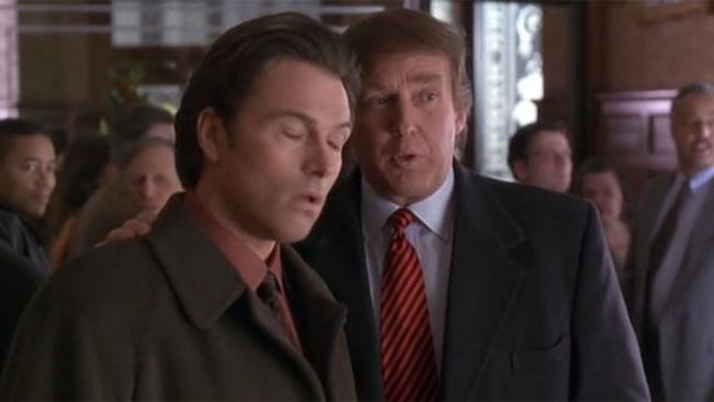 clip-tong-thong-my-donald-trump-trong-o-nha-mot-minh-2-gay-sot-tro-lai