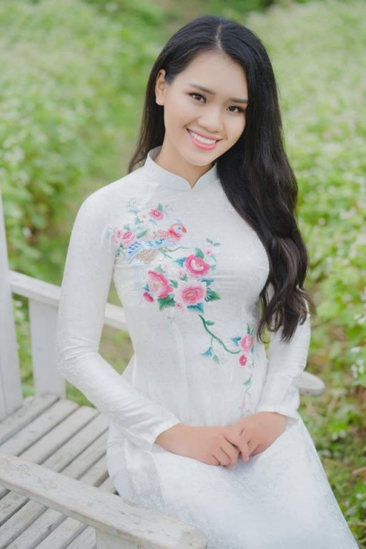 nu-sinh-tang-hoa-tong-thong-trump-khi-ong-roi-viet-nam