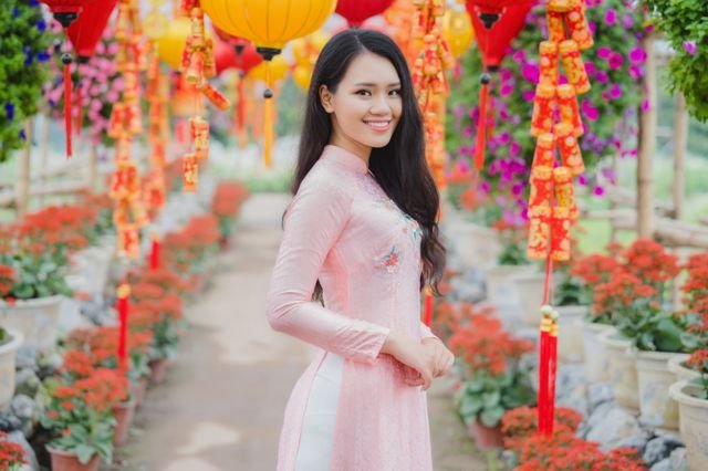 nu-sinh-tang-hoa-tong-thong-trump-khi-ong-roi-viet-nam
