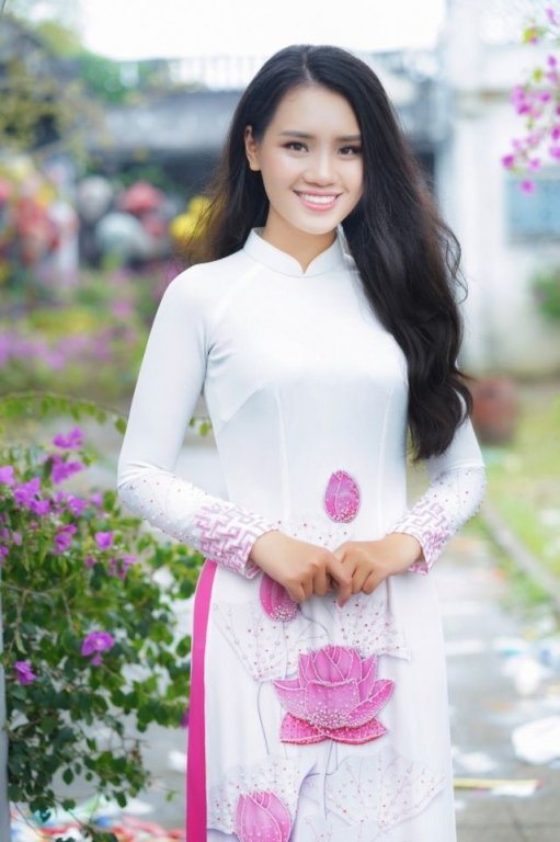 nu-sinh-tang-hoa-tong-thong-trump-khi-ong-roi-viet-nam