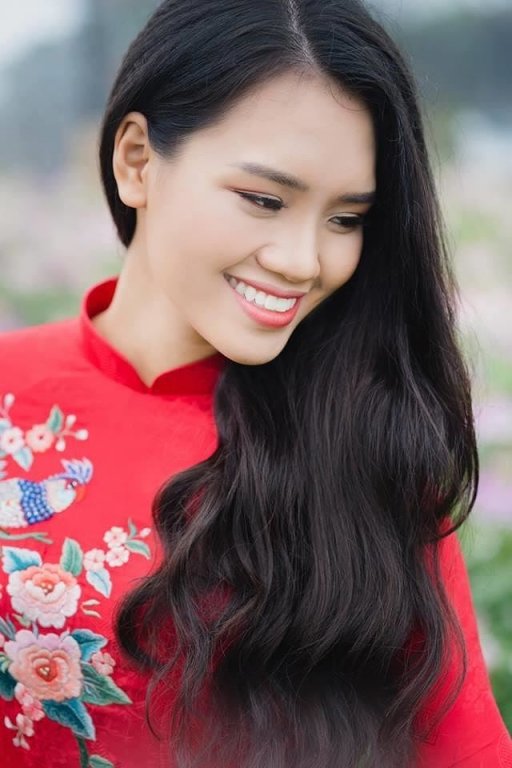 nu-sinh-tang-hoa-tong-thong-trump-khi-ong-roi-viet-nam