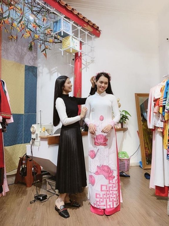 nu-sinh-tang-hoa-tong-thong-trump-khi-ong-roi-viet-nam