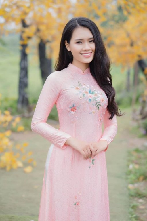 nu-sinh-tang-hoa-tong-thong-trump-khi-ong-roi-viet-nam