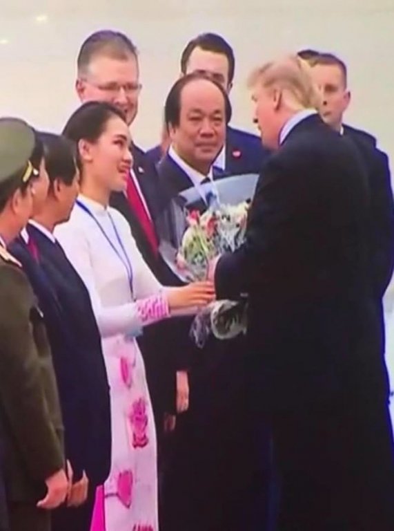 them-hot-girl-noi-tieng-vi-duoc-chon-tang-hoa-tien-tong-thong-donald-trump-ve-my