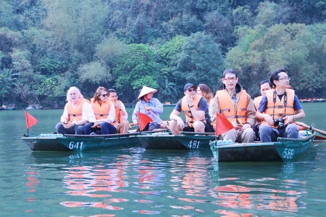 doan-phong-vien-quoc-te-tram-tro-truoc-ve-dep-cua-di-san-kep-trang-an