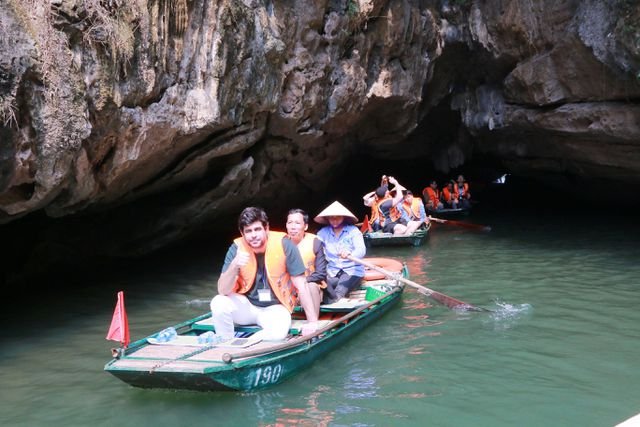 doan-phong-vien-quoc-te-tram-tro-truoc-ve-dep-cua-di-san-kep-trang-an