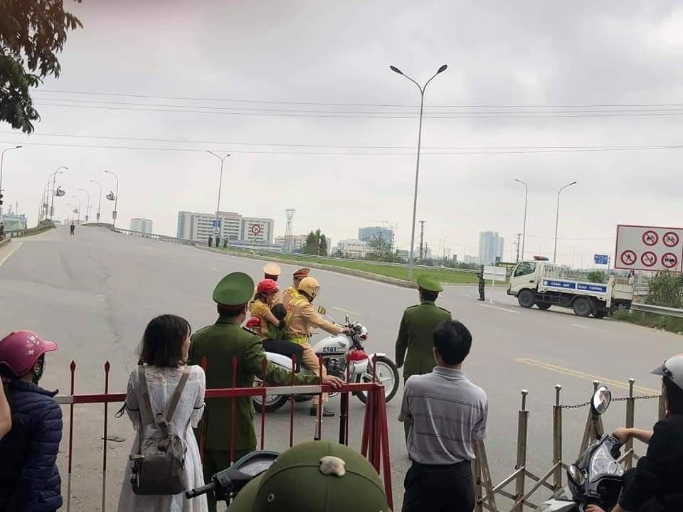 csgt-bac-ninh-dung-xe-dac-chung-cho-chau-be-di-cap-cuu-khi-quoc-lo-1-bi-cam-duong