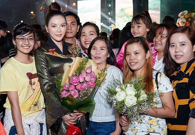 ly-nha-ky-dien-ao-dai-dat-vang-dao-pho