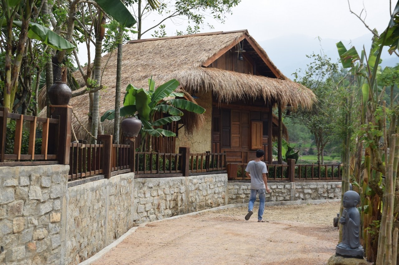 can-canh-khu-nghi-duong-chui-giua-long-rung-phong-ho