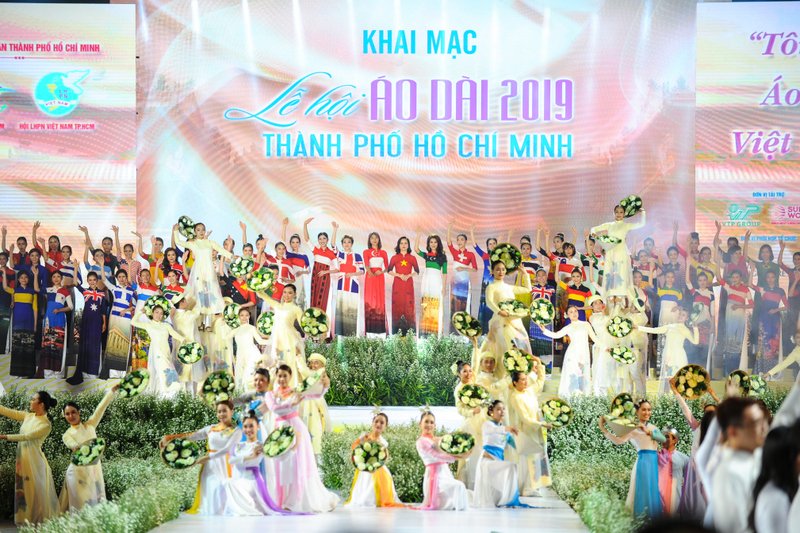 khai-mac-le-hoi-ao-dai-tphcm-ruc-ro-voi-hang-tram-bo-ao-dai-quoc-ky-cua-ntk-do-trinh-hoai-nam