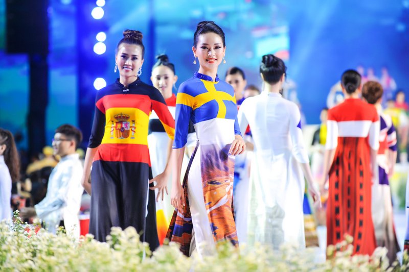 khai-mac-le-hoi-ao-dai-tphcm-ruc-ro-voi-hang-tram-bo-ao-dai-quoc-ky-cua-ntk-do-trinh-hoai-nam