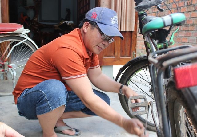 thay-giao-giu-chan-hoc-tro-bang-nhung-chiec-xe-dap-cu