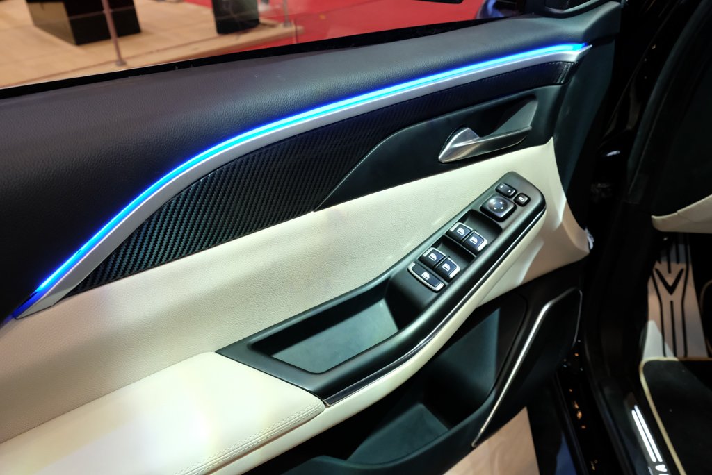 can-canh-vinfast-lux-v8-tai-geneva-motor-show-2019