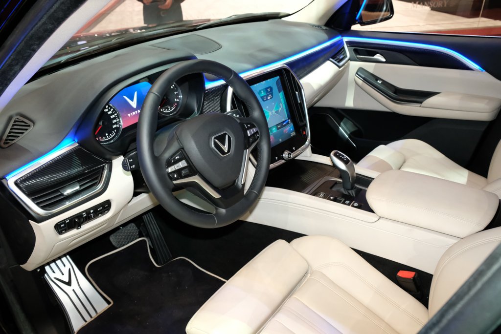 can-canh-vinfast-lux-v8-tai-geneva-motor-show-2019