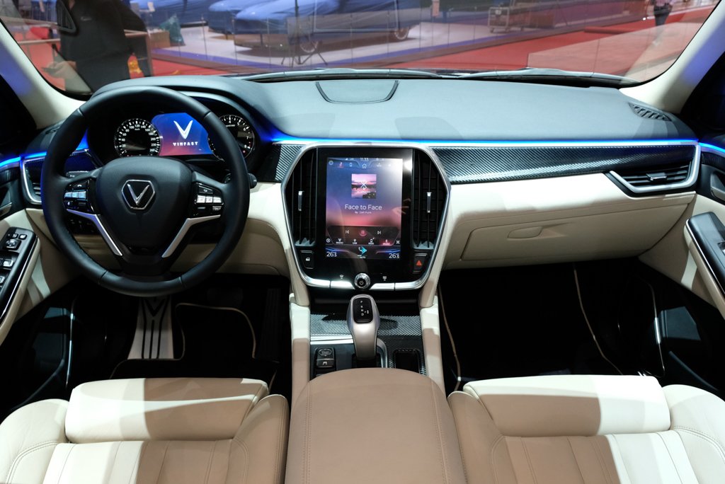 can-canh-vinfast-lux-v8-tai-geneva-motor-show-2019