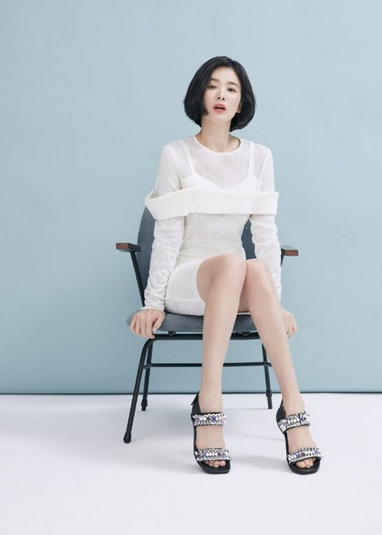 song-hye-kyo-khoe-minh-hac-xuong-mai-trong-bo-anh-moi-nhung-fan-van-don-doan-chuyen-ly-hon-vi-phat-hien-diem-nay