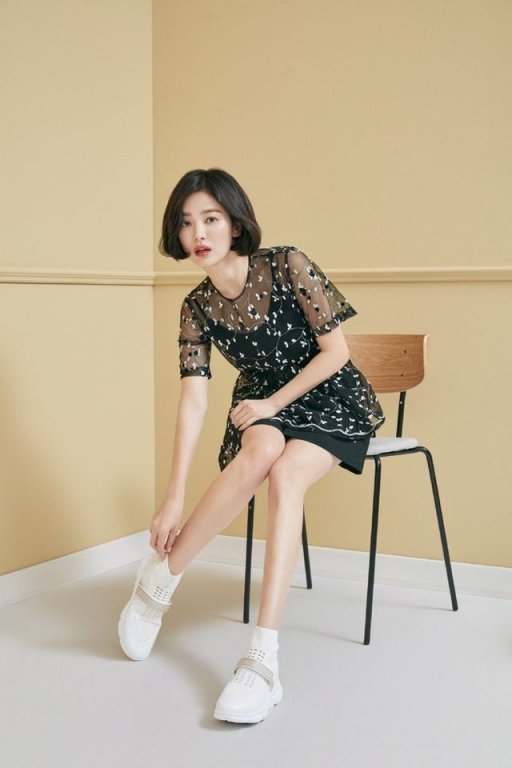 song-hye-kyo-khoe-minh-hac-xuong-mai-trong-bo-anh-moi-nhung-fan-van-don-doan-chuyen-ly-hon-vi-phat-hien-diem-nay